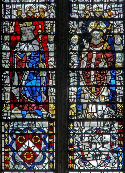 Ventana c17 que representa figuras y escudos abajo de English School