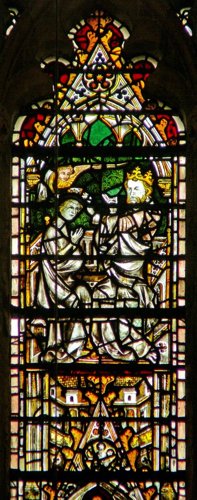 Ventana c7 que representa la Coronación de la Virgen de English School