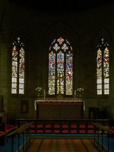 Ventana que representa una vista del extremo este de la iglesia de English School