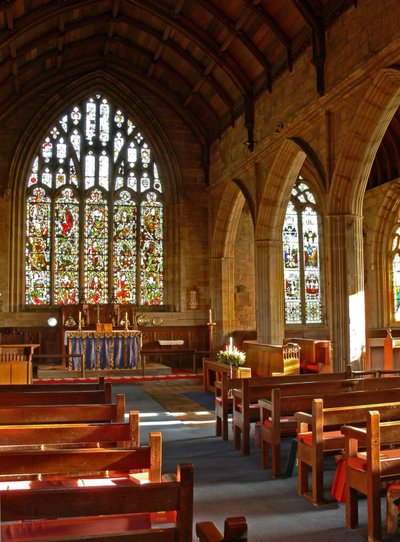Ventana que representa una vista del extremo este de la iglesia de English School