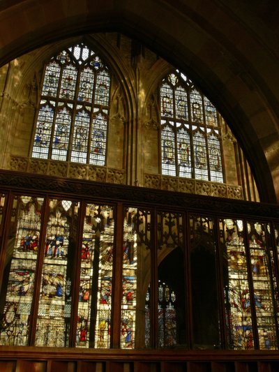 Ventana que representa una vista de las ventanas del clerestorio norte con las ventanas del coro sur reflejadas en la pantalla interna de English School