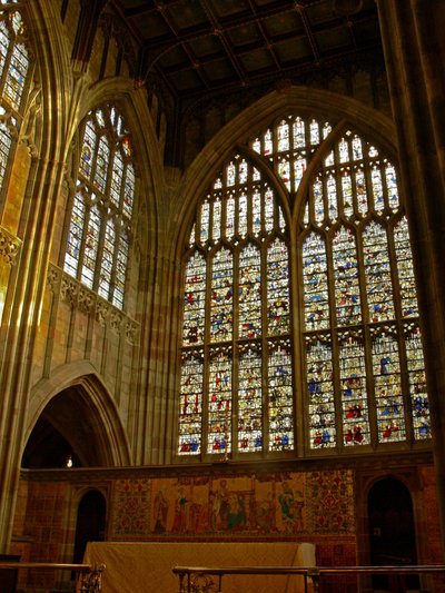Ventana que representa una vista del lado norte de la iglesia en el extremo este de English School