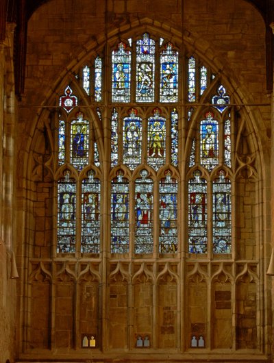 Ventana que representa una vista de la fachada oeste de la iglesia con figuras de santos y miembros de la jerarquía angélica de English School