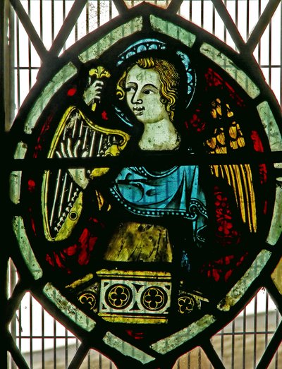 Ventana que representa un ángel tocando un arpa de English School