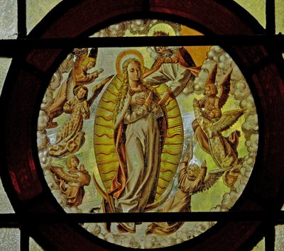 Ventana que representa la Asunción de la Virgen María de English School