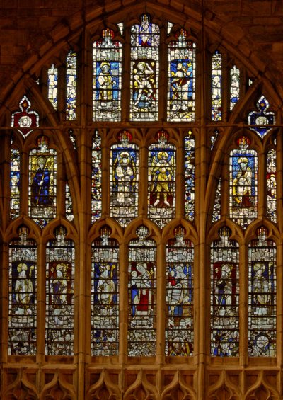 Ventana que representa la ventana oeste: figuras diversas, en su mayoría originalmente del pasillo norte de English School