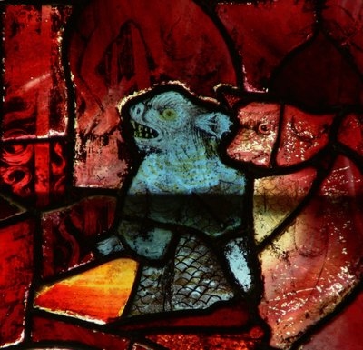 Ventana que representa a dos demonios de English School