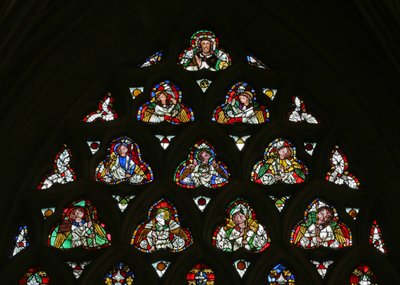 Ventana e-1 que representa a Cristo con ángeles llevando los Instrumentos de la Pasión de English School