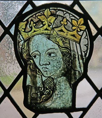 Ventana en los claustros que representa una cabeza femenina (santificada y coronada) de English School