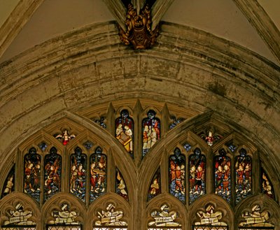 Ventana n1 que representa una multitud de ángeles músicos de English School