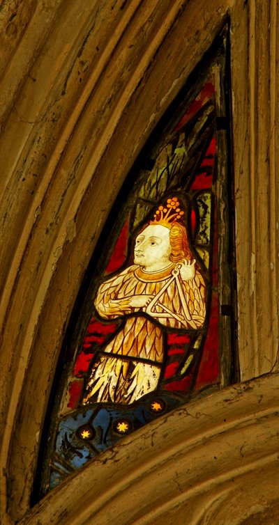 Ventana n1 que representa un ángel músico con un triángulo de English School
