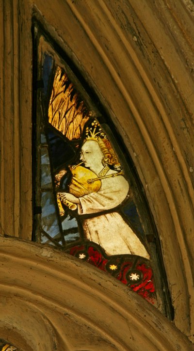 Ventana n1 que representa un ángel músico con una gaita de English School