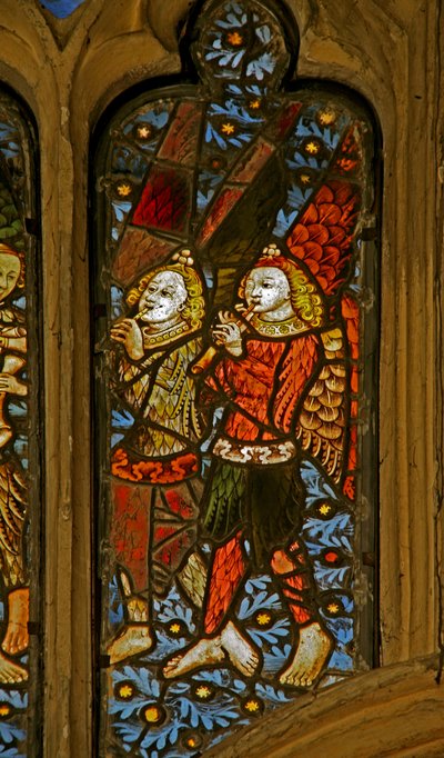 Ventana n1 que representa ángeles músicos con flautas de English School