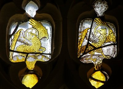 Ventana n2 que representa los símbolos de los Evangelistas: el toro de San Lucas y el águila de San Juan de English School