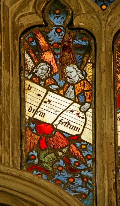 Ventana n2 que representa el coro angelical con partitura musical de English School