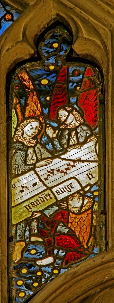 Ventana n2 que representa el coro angelical con partitura musical de English School