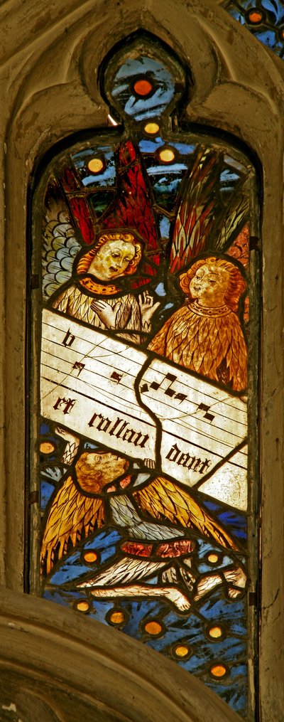 Ventana n2 que representa el coro angelical con partitura musical de English School