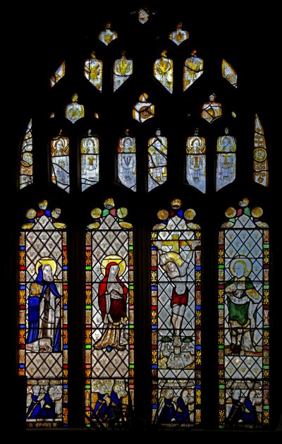 Ventana n3 que representa a San Antonio, la Virgen María, San Juan en la Crucifixión. Donantes de English School