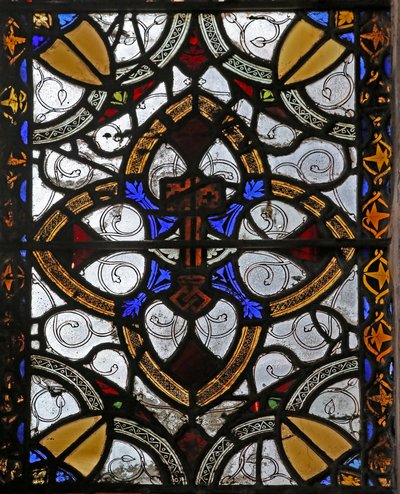 Ventana n4 que representa grisalla y emblema de San Pedro de English School