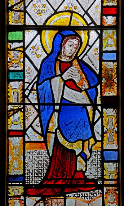 Ventana n4 que representa a la Virgen María de English School