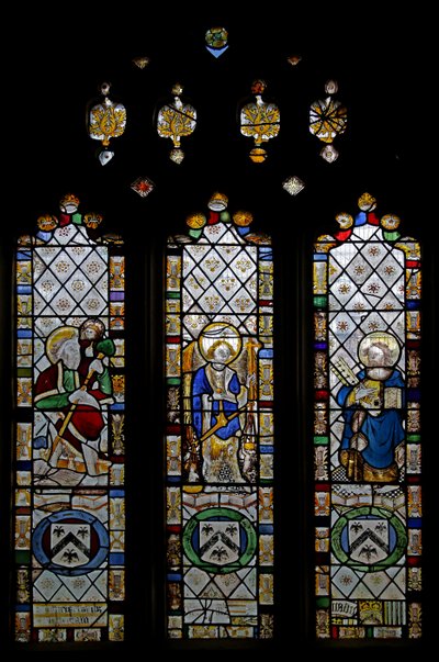 Ventana n5 que representa a San Cristóbal, San Miguel, San Pedro de English School