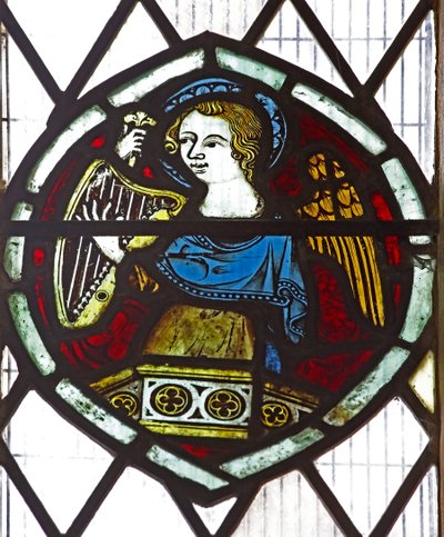 Ventana n6 que representa un ángel con un arpa de English School