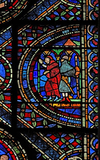 Ventana n7 que representa una escena de la vida de Santo Tomás Becket: un caballero armado y un monje de English School