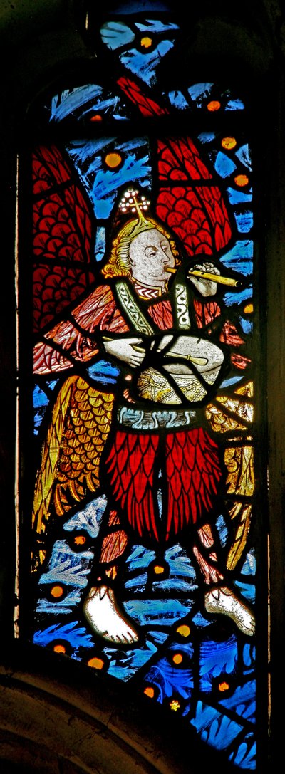Ventana s1 que representa un ángel músico con flauta y tambor de English School