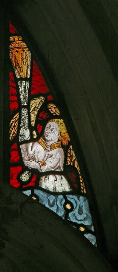 Ventana s1 que representa un ángel con un incensario de English School