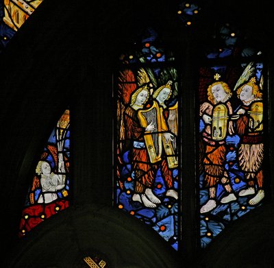 Ventana s1 que representa ángeles músicos con arpas y crwth (violín galés) de English School