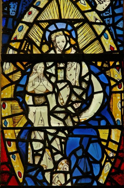 Ventana s2 que representa a la Mujer Vestida de Sol y con la luna bajo sus pies con el Niño en el Libro de Apocalipsis; con joyas de vidrio incrustado de English School