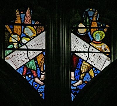 Ventana s2 que representa el coro angelical cantando de English School