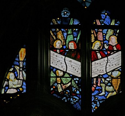 Ventana s2 que representa el coro angelical cantando; ángel incensando de English School
