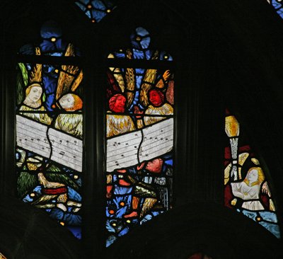 Ventana s2 que representa el coro angelical cantando; ángel incensando de English School