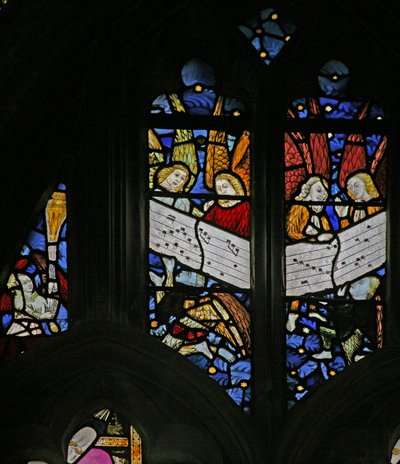 Ventana s2 que representa el coro angelical cantando; ángel incensando de English School
