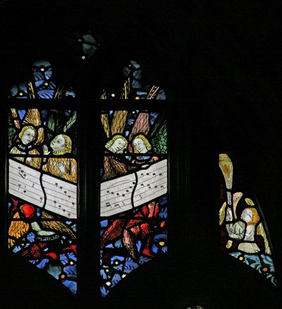 Ventana s2 que representa el coro angelical cantando; ángel incensando de English School