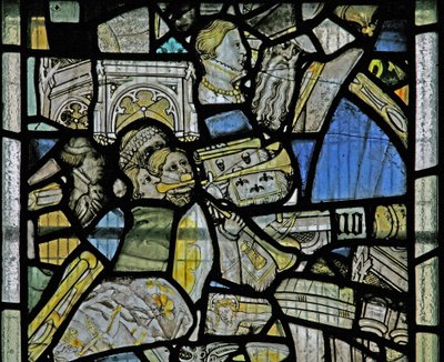 Ventana s3 que representa detalles como trompetistas, fragmentos de una escena de Crucifixión, cabezas y detalles arquitectónicos de English School