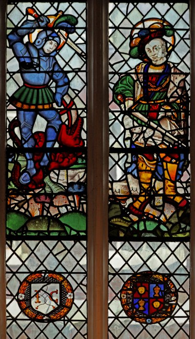 Ventana s4 que representa a San Jorge y San Martín; escudos de armas de English School