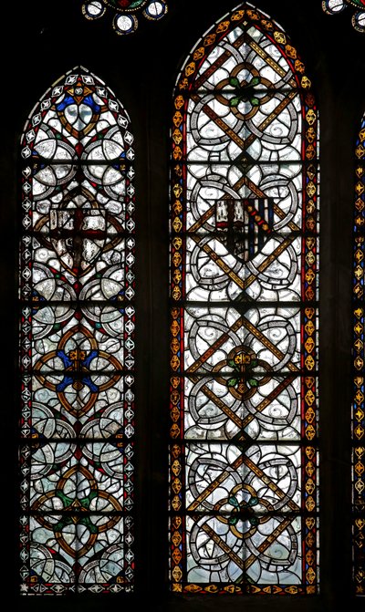 Ventana s5 que representa dos lancetas con grisalla geométrica de English School