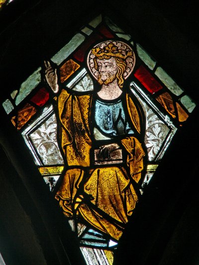Ventana s6 que representa a Dios en la Coronación de la Virgen de English School