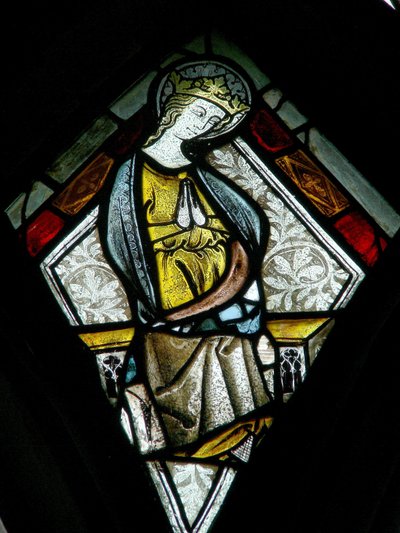 Ventana s6 que representa a la Virgen María en la Coronación de la Virgen de English School