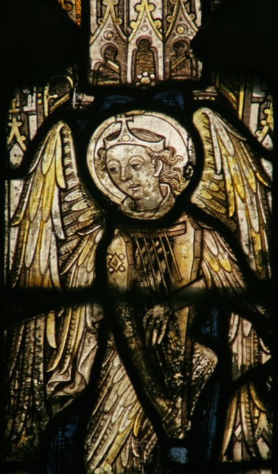 Ventana s7 que representa a un ángel músico con un arpa de English School