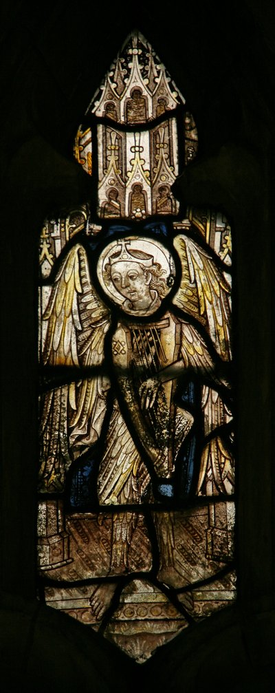Ventana s7 que representa a un ángel músico con un arpa de English School