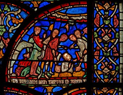 Ventana s7 que representa una escena de un milagro de Santo Tomás Becket: William de Gloucester enterrado y desenterrado de English School