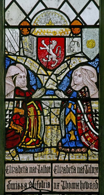 Ventana w1 representando a Elizabeth Talbot, Duquesa de Norfolk y Elizabeth Tilney, Condesa de Surrey con el escudo de armas de la familia Mowbray arriba de English School