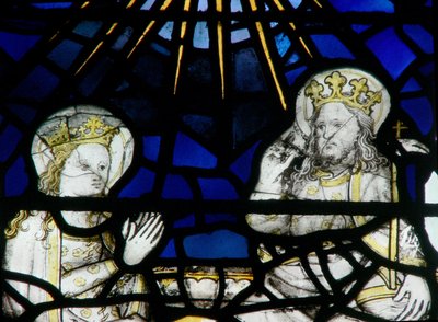 Ventana w2 que representa la Coronación de la Virgen de English School
