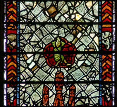 Ventana w39 que representa una figura (extraña) en grisalla de English School