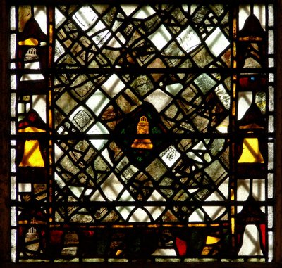Ventana w41 que representa una campana y grisalla de English School