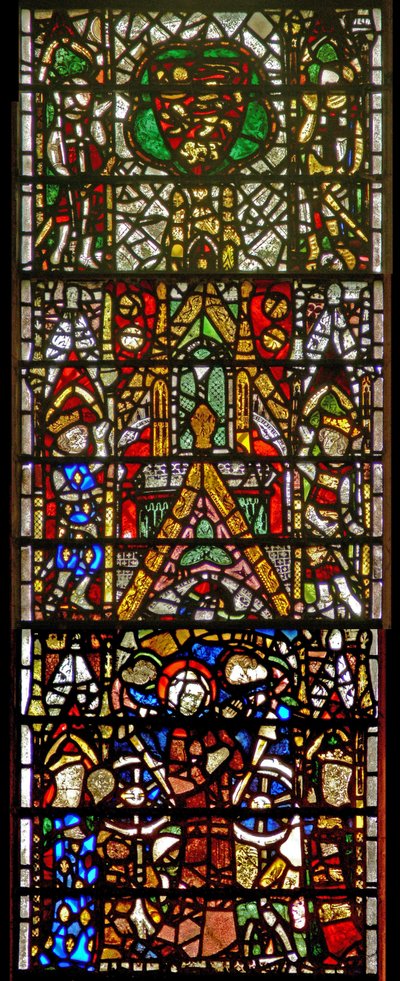 Ventana w42 que representa a Santa Catalina siendo torturada: arriba hay un escudo de armas real de English School