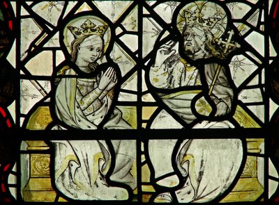 Ventana w44 que representa la Coronación de la Virgen de English School